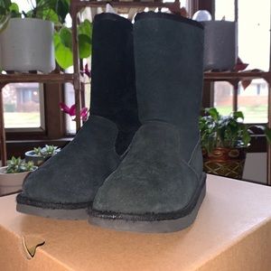 Girls Black Ugg Boot!